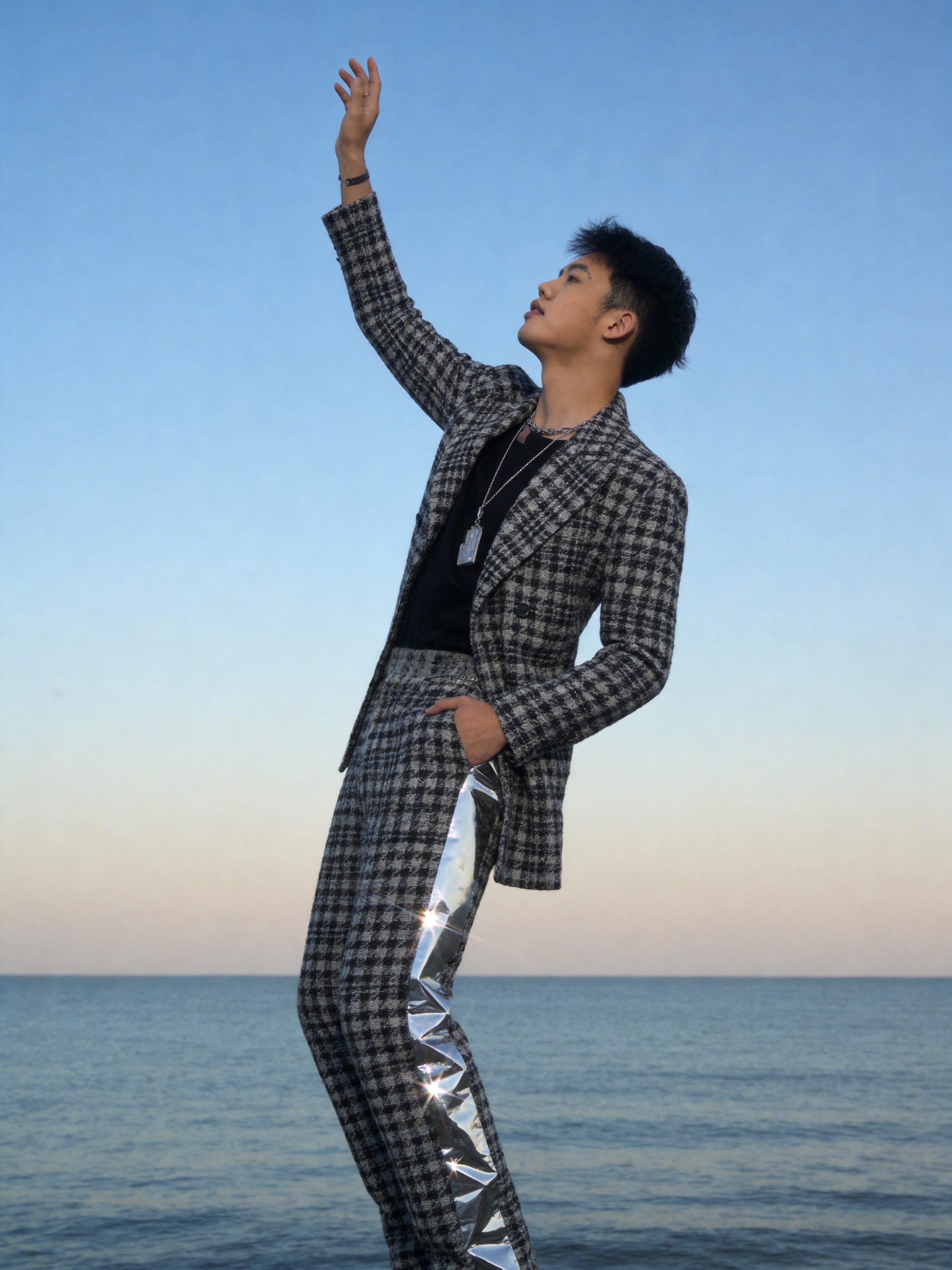 生成时尚芭莎杂志封面风格的男性写真，人物必须100%高度还原第… - 图片创意预览