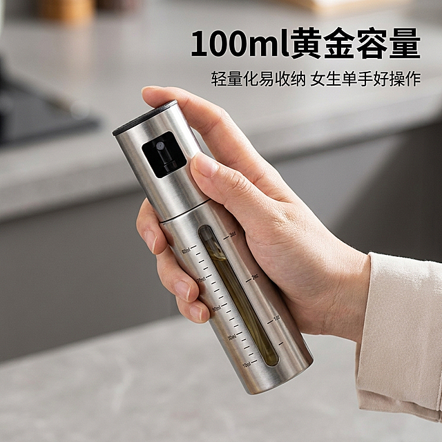 [主图 5] 便捷性展示：单手操作100ml黄金容量。
[氛围风格] 生活化场景，真实使用感。
[画质] 商业摄影质感，光线柔和通透，产品清晰真实，画面干净高级。
[元素] 女生单手轻松握持喷油壶，展示产品大小尺寸与轻量化设计，手掌与喷油壶大小对比直观清晰。背景虚化灰色厨房台面，突出产品和握持动作。保持喷油壶外观与输入产品图绝对一致，杜绝变形色差。商品主体占比约65%。
[光影] 自然光从侧面打光，握持动作阴影柔和，产品轮廓清晰，质感真实。
[配色] 背景中性灰调，产品不锈钢银色，人物浅色系家居服，整体干净协调。
[视角构图] 平视角度，特写手部握持，自然真实。
[文字版式] 右上角标题 "100ml黄金容量" 粗体，下方小字「轻量化易收纳 女生单手好操作」，左对齐，不遮挡产品主体。
[比例分辨率] 1:1比例，2048x2048像素，2k分辨率，文字清晰锐利，超高清画质。
[负向提示词] 变形，水印，文字错乱，产品图模糊，背景杂乱，手遮挡产品主体