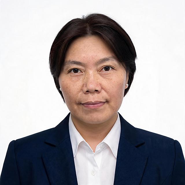 保留人物五官特征，换为标准商务证件照，藏青色西装外套，白色衬衫，纯白背景，正面胸像，专业布光，超写实高清