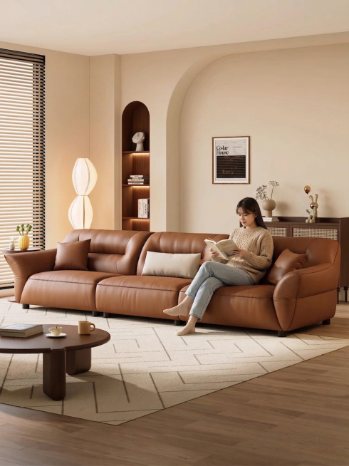 在这个客厅场景中，添加一个女生坐在棕色皮沙发上悠闲地看书，保持整体北欧简约风格，光影自然协调预览效果