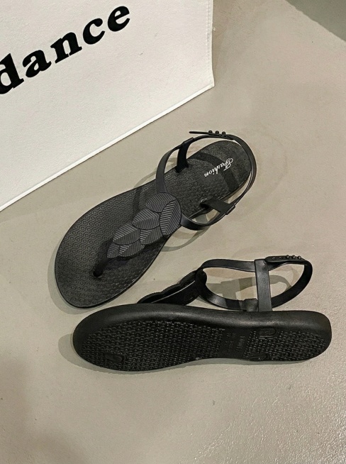 将图片比例修改为3:4，保留原图内容、黑色凉鞋、dance文字、浅灰色背景和风格不变，不改变画面内容，只调整比例预览效果