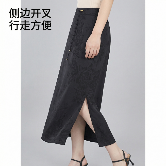 [主图 2] 黑色提花半身裙版型展示主图
[主图主题] 新中式黑色提花高腰开叉半身裙版型细节
[氛围/风格] 简约高级女装电商风，柔和棚拍光影
[画面元素] 同一位亚洲模特自然转身，展示裙子侧面开叉设预览效果