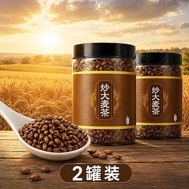拼多多炒大麦茶SKU图-两罐装。保留金黄色麦田夕阳背景、原木桌面、白色瓷勺盛满炒大麦颗粒、散落颗粒。画面右侧并排放两罐炒大麦茶，左边一罐稍靠前略大，右边一罐稍后略小，形成前后层次，每罐都保持产品外观与输入图完全一致。画面底部居中加简单文字标签：深棕色圆角底条，白色粗体大字「2罐装」，字体简洁清晰。其他多余文字全部去掉。整体暖金色调，夕阳逆光，商业摄影质感，文字简洁明了。1:1比例，超高清。