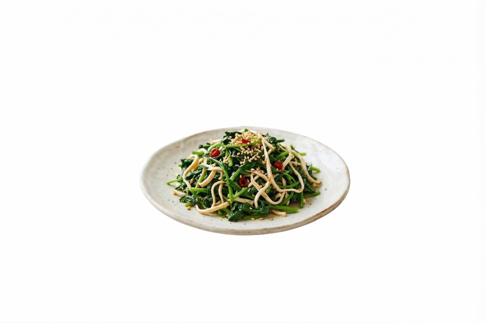 将盘中原本的芦笋虾仁替换成马兰干丝这道菜，保持盘子和整体构图不变，保持纯白色背景，真实美食摄影风格预览效果