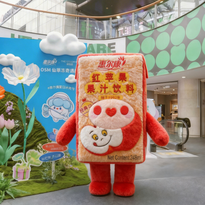 将图中角色服装的质感全部替换成柔软蓬松的毛绒材质，保留原图像的构图、文字和场景不变预览效果