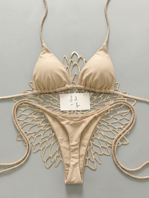 将图中比基尼衣服和绑带绳子的白色全部替换为第二张图片的米杏色，保持原图尺寸、比例、背景不变，不改变任何构图和其他元素预览效果