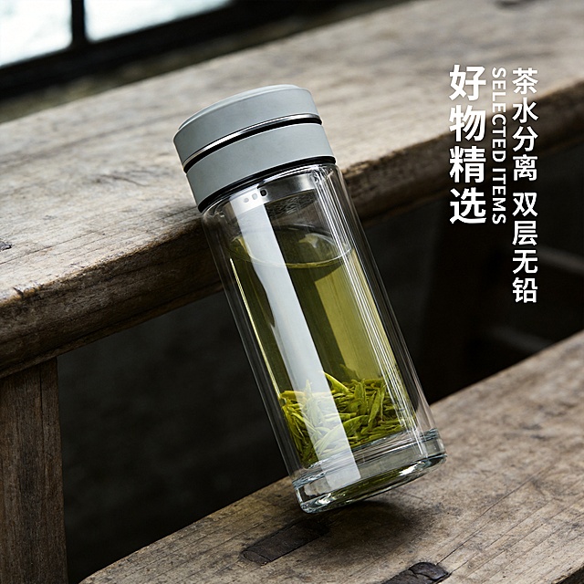 生成8K实景商业摄影效果，老旧风化原木长板凳，保留粗糙木纹肌理，阴天窗边漫射柔光，环境暗调虚化，玻璃杯斜靠木沿摆放，提升杯身通透度可清晰看见后侧木板，茶汤更清亮、嫩芽更鲜活，文案保持竖版固定在右侧，打造复古素雅国风的抖音茶友爆款主图