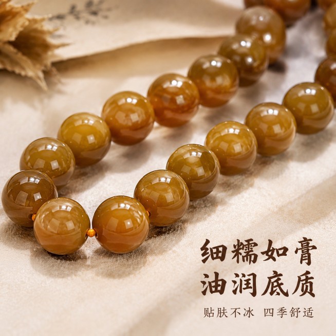 [主图-2] 和田玉糖料项链材质细节展示。保持项链暖糖色调珠子外观（物理结构、材质质感、颜色）与输入产品图绝对一致，杜绝任何变形和色差，精细化精修处理。浅色玉石绒布背景，整体风格国风温润，和首图统一色预览效果