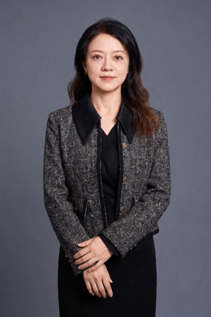 【主体保护指令】请保持参考图 1 中的【同一模特、同一服装、同一场景光感】一致，包括面部五官、服装细节、背景色调、光影，不做改动。仅姿势、镜头景别、朝向按 1 组差异化生成。
画面整体为电商模特展示图预览效果