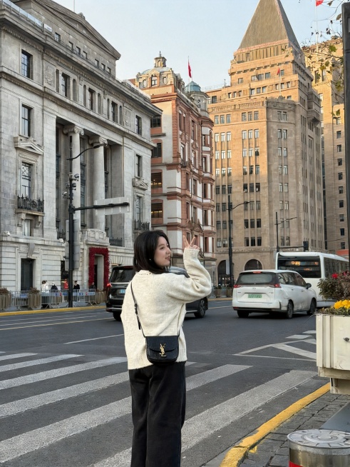 保持人物的任何细节不动，P掉照片里的其他行人，去除痕迹保证画面自然，提升所有元素的质感和细节，保留画面整体原有色调不变预览效果