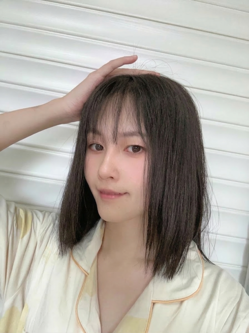 将头发颜色修改为自然的黑茶色，保留其他内容不变，保证整体自然真实预览效果