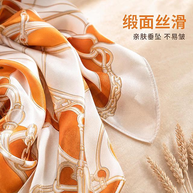 [主图-4] 丝巾材质细节与印花特写展示。
[氛围风格] 高级法式复古风，静物摄影质感，精致细腻。
[画质] 商业摄影质感，光线柔和通透，产品清晰真实，画面干净高级，丝巾缎面光泽与纹理清晰可见。
[元素] 画面主体为橙白配色马衔扣链条印花长条丝巾的局部特写。丝巾自然折叠摆放，缎面材质的丝滑光泽清晰呈现，面料纹理细腻。马衔扣与链条印花图案细节放大，线条流畅，色彩饱满，橙色鲜亮温暖，米白温润柔和。丝巾边缘缝线工整，做工精细。背景为浅米色丝绒质感台面，柔和不抢主体。旁边点缀一支干枯的浅棕色麦穗作为装饰，增添复古氛围。保持丝巾外观（即物理结构、材质质感、颜色、印花图案）与输入产品图完全一致，杜绝任何变形和色差，精细化处理。
[光影] 柔和侧光，主光从左上方45度照射，在丝巾缎面上形成自然的高光与阴影过渡，凸显面料的丝滑质感与立体感；右侧柔光补光，暗部有细节；整体暖金色调，通透有层次。
[配色] 主色暖橙色+米白色（丝巾主色）；辅色浅米色（背景台面）、暖金色（光影）；强调色浅棕色（麦穗装饰）。
[视角构图] 45度俯视，丝巾局部特写构图，丝巾占据画面主要区域；景深较浅，焦点集中在印花与材质细节上；画面饱满不空洞。
[文字版式] 画面右上角文字，主标题大字粗体"缎面丝滑"，暖橙色；副标题小字"亲肤垂坠 不易皱"，深棕色。文字右对齐，字号有明显层级对比，不遮挡主体细节。
[输出要求] 3:4比例，文字清晰锐利，超高清商业摄影质感。
[负向提示词] 变形，文字错乱，产品图模糊，背景杂乱，水印，电商平台Logo。
