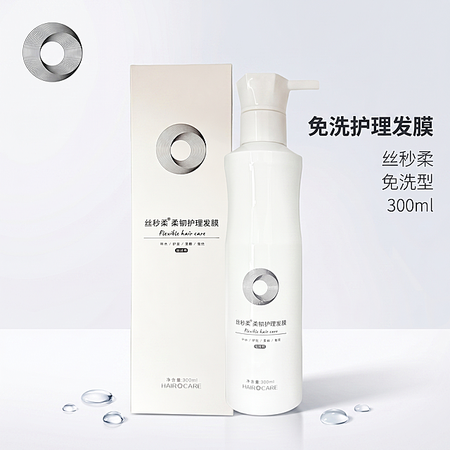 [主图-1] 丝秒柔顺韧护理免洗发膜首图，纯净极简高级风。保持发膜瓶身和包装盒外观，包括物理结构，材质质感，颜色，印刷文字和图案与输入产品图绝对一致，杜绝任何变形和色差，精细化处理。商品主体瓶和盒在画面居中放置，占比约70%，浅灰白色柔光渐变背景，点缀3-5颗晶莹透明的水滴元素，营造水润感，画面干净通透，满屏无边框。左上角安全区域放置提取自产品的丝秒柔品牌Logo，不遮挡产品主体。商业摄影质感，光线柔和通透，产品清晰真实，画面干净高级。主光为柔和的正面柔光箱光，均匀打亮瓶身轮廓，突出陶瓷白瓶身的细腻质感，背景浅渐变带自然光影过渡，无硬阴影，高光不溢出，暗部层次清晰。主色调为纯净米白，辅助色为浅灰和水滴透明感，整体配色干净高级。平视视角，产品完整居中，景深适中，前后层次清晰。文字版式：大标题“免洗护理发膜”放在画面右侧负空间，深灰色大号粗体无衬线字体，下方小字“丝秒柔”，“免洗型”“300ml”依次缩小排版，字重依次减轻，整体右对齐，保留安全边距，文字清晰不遮挡产品。1:1比例，2k分辨率，文字清晰可辨，超高清。负向提示词：变形，水印，文字错乱，产品图模糊，背景杂乱，滋养修护功效性词语。