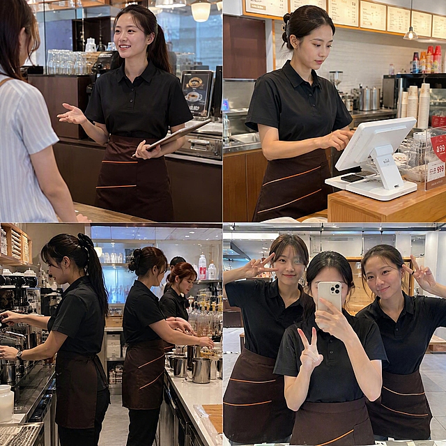 一张包含4张买家秀照片的拼图，背景为咖啡店场景，模特为咖啡店服务员，穿着与参考图完全一致的深棕色短款半身围裙（围裙带有两条橙色斜向装饰线、右侧有方形口袋，面料细节质感清晰，领子袖口扣子等所有细节与产品图一模一样），手机实拍质感，像是随手拍的真实工作状态，光影自然真实，整体像素清晰。4张照片分别为：左上是单人服务员在前台接待客户的场景，右上是单人服务员在前台结账的场景，左下是2-3名服务员群体在吧台工作的场景，右下是服务员群体休息时自拍的场景。模特人脸颜值普通自然，真实人脸，面部细节自然，五官端正不扭曲，标准人体比例，完美双手，五根手指，骨骼结构正常，手部结构正确，无畸形手指、多指、少指、手指扭曲、手部变形、脸部扭曲、五官错乱、歪脸、模糊脸、面部崩坏、肢体畸形、比例失调等问题。采样步数30步，高清强度+0.4，降噪强度0.3，手机实拍风格，生活化真实感。