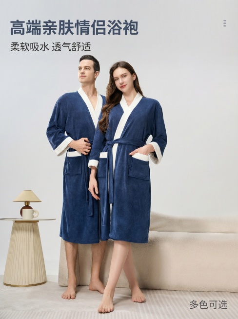 [主图 1] 首图场景展示：深蓝色拼白色亲肤情侣浴袍主图，一对欧美模特穿着浴袍自然站立，展示整体版型。高端简约家居风格，柔和自然光，浅灰色简约家居背景，氛围温馨高级。产品主体居中，占比约60%，模特姿预览效果