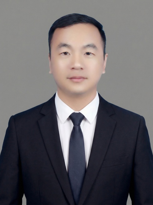 人物比例可以调整，显示腰部往上的半身像，肩膀两侧需要完整露出，保持五官跟服装不变预览效果