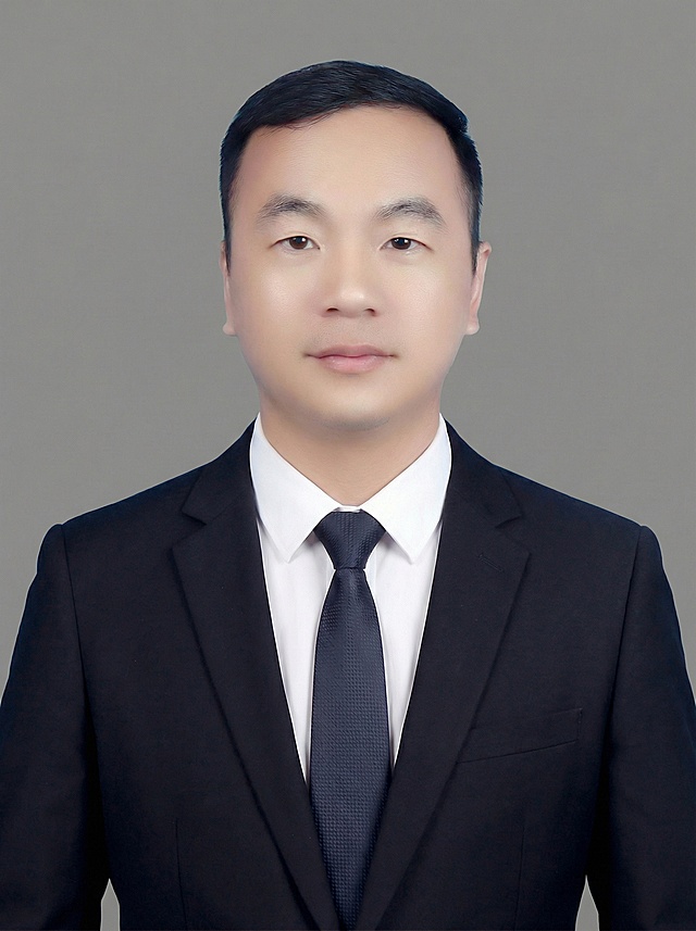 人物比例可以调整，显示腰部往上的半身像，肩膀两侧需要完整露出，保持五官跟服装不变