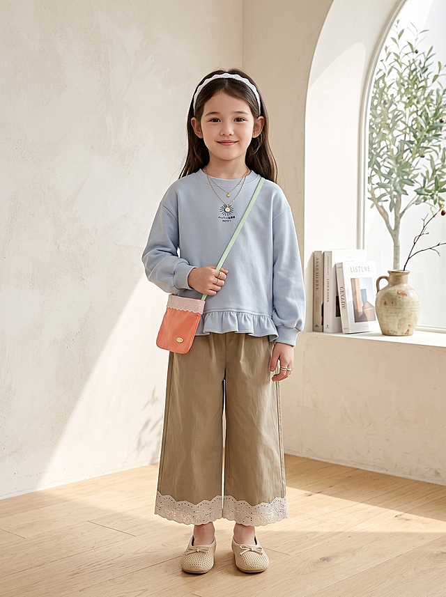 将图片1的浅蓝色卫衣和卡其色裤子儿童套装穿在图片2的小女孩身上，保持正确的比例，背景为简约韩系时尚基地，全身照，根据衣服样式搭配不同配饰，风格自然清新