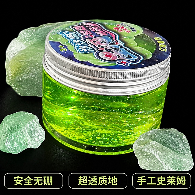 [主图5] 沙沙岛星河超透水晶泥江南春色款展示。去除原图片多余阴影，增加绿色水晶泥透亮度和闪光闪粉质感，保持产品外观、罐子形状、包装标签文字和颜色与原图完全一致，杜绝任何变形和色差，精细化处理。商品主体占比约70%，放置在纯净黑色质感背景上，搭配天然浅绿水晶矿石装饰。[氛围风格] 干净高级，突出绿色通透闪光质感。[画质] 商业摄影质感，光线均匀柔和通透，产品清晰真实，画面干净高级。[光影] 顶部打柔光，侧光增强绿色水晶泥通透感，高光突出闪粉颗粒的闪光效果，阴影柔和干净，无生硬杂乱阴影。[配色] 纯净黑色背景，鲜亮荧光绿色水晶泥搭配天然浅绿水晶，清新活力。[视角构图] 45度斜侧平视，商品完整居中展示，轮廓清晰不裁切，画面满屏无边框。[文字版式] 标签文字清晰可辨，不遮挡主体，底部三列卖点排列，左「安全无硼」中「超透质地」右「手工史莱姆」，浅绿色字深底，清晰易读。1:1比例，文字清晰可辨，超高清商业摄影质感，去除多余阴影，增加透亮度和闪光度。[负向提示词] 变形，文字错乱，产品图模糊，背景杂乱，水印，电商平台Logo，多余阴影。