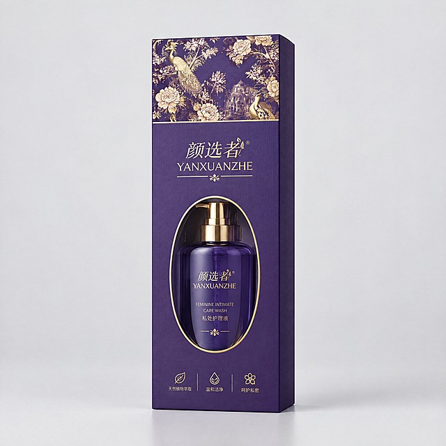 根据提供的包装刀版图，生成颜选者品牌私处护理液长方形包装盒3D效果图。高长方形纸盒，深紫色，正面采用上下分段排版：上部法式复古花鸟图案装饰带，中部金色"颜选者"大logo和产品名，下部透明椭圆窗口露出内部洗液瓶，底部成分图标。浅灰色背景，正面平视，女性护理产品包装，优雅专业，纸质包装盒，商业摄影