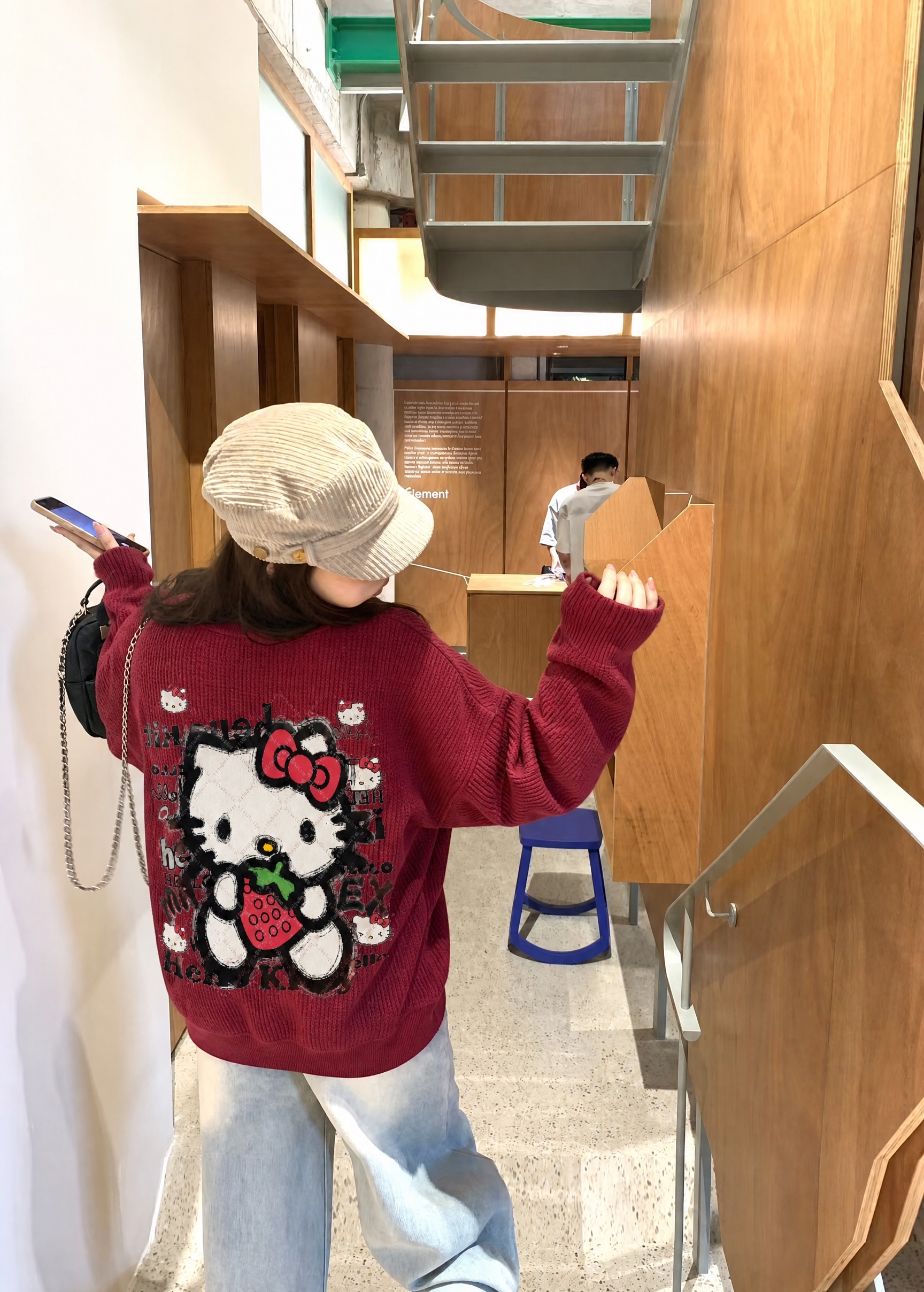 将图4和图5的酒红色华夫格Hello Kitty卫衣穿到图2模… - 图片创意预览