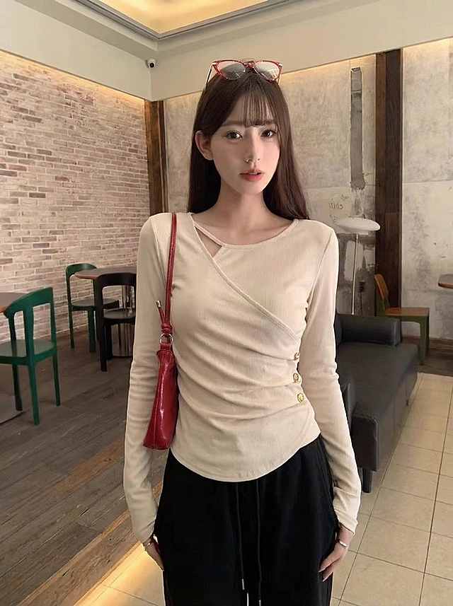 图1上衣给图2模特穿，保留衣服的细节