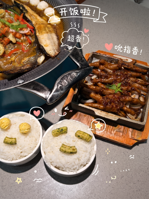 为这道美食图片添加几个可爱、简约的手绘表情贴纸，保持原有菜品清晰不变，调整图片比例为3:4，适配小红书风格，画质清晰预览效果