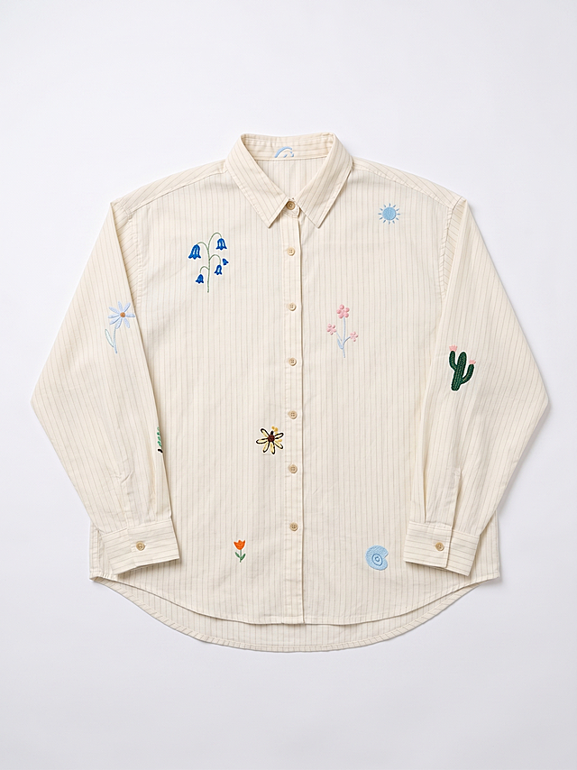 提取这件米白色条纹印花衬衫，将衣服展开平铺在纯白色背景上，进行商业级精修，去除褶皱，保持服装原来的材质、印花图案和所有颜色不变，让衣物看起来焕然一新，面料熨烫得光滑平整，没有褶皱和多余杂物，干净整洁的商品白底图