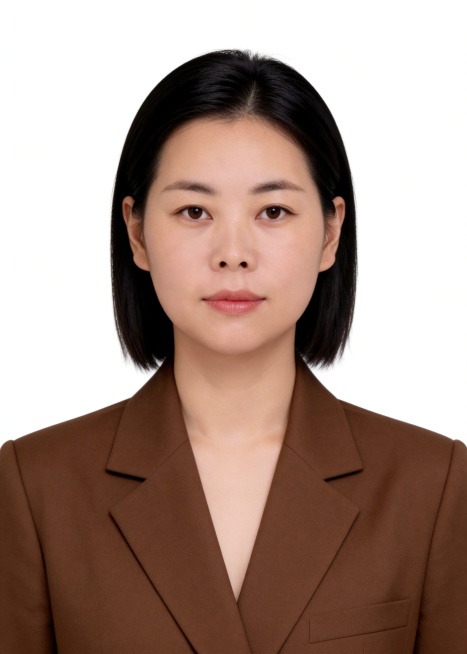 完全保留第一张图中人物脸型、面部五官特征不变，生成标准样式纯正面证件照;更换发型为齐肩利落短发，发色自然黑色，发型整洁干练，露出额头和双耳;人物主体严格居中,头部大小与位置严格对齐第二张图,双肩水平平预览效果