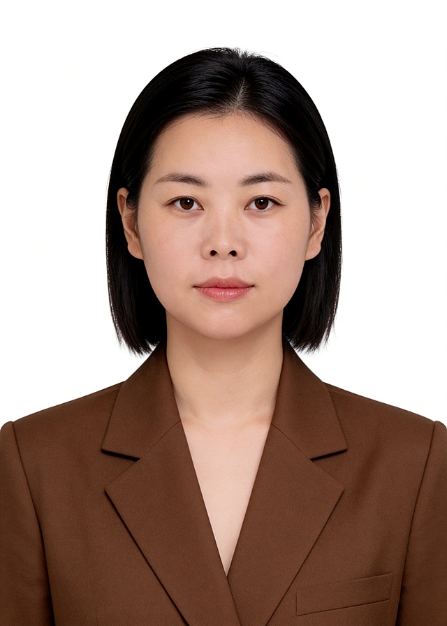 完全保留第一张图中人物脸型、面部五官特征不变，生成标准样式纯正面证件照;更换发型为齐肩利落短发，发色自然黑色，发型整洁干练，露出额头和双耳;人物主体严格居中,头部大小与位置严格对齐第二张图,双肩水平平衡,面部中轴线对齐画面中心,正视前方;标准证件照构图,人物绝对居中;头顶上方距离上边缘高度10%,下巴距离画面下边缘高度30%,人物主体占比约68%;肩部平展与画面水平轴平行;头部占比严格对齐第二张图;提亮肤色,消除暗沉,清透裸妆,隐形毛孔,均匀肤色,唇色自然提亮;肤色白皙细腻,轻透裸妆+微微提亮;底妆轻薄服帖;淡妆:极细内眼线,唇色微微润泽;眼神澄澈,看向镜头,气质自信,嘴角微微上扬表情自然;耳廓可见度一致;肩部平展,肩线与画面水平轴平行;头肩比例协调呈现;免冠,不戴帽子,无头饰,无发带;露出双耳、不遮挡眉毛;不戴眼镜;保留面部痣;去除多余配饰;柔和正面顺光均匀柔光,面部明亮无硬影,背景均匀提亮,画质清晰,零噪点降噪;面部清晰;背景亮度均匀统一;高清锐利画质,细节清晰可见;零噪点处理;色彩还原自然,均匀柔和布光,无明显阴影,面部光影干净,柔光正面打光,自然光影过渡,皮肤质感细腻,哑光质感;标准焦段50mm,纯正面,入境范围头部至胸部以上区域,F/4光圈(兼容F/2.8-F/4区间),平视视角(镜头与人物视线完全齐平),正视视图;人物绝对居中(居中构图),位于画面中心;严格限定标准证件照规格;视线水平(瞳孔连线与画面水平线平行);双耳对称露出,双肩水平且平衡,头部占比严格对齐垫图,禁止大头照(画面铺满画布,无边框留白);专业证件照质感,高清人像质感,细腻皮肤纹理,严格按照第一张图内容生成面部特征，分辨率4K;身穿咖啡色翻领西装外套，款式正式，面料平整挺括;极简纯色白色背景,背景无任何杂物、纹理、渐变，背景亮度均匀统一(无明暗差异);禁止裁切头顶, 禁止额头被截, 禁止超大头, 禁止主体溢出画面, 禁止偏头/倾斜;头顶上边距8-10%, 头部高度60-68%, 双眼高度56-58%, 严格对齐第二张垫图; 画面比例5:7