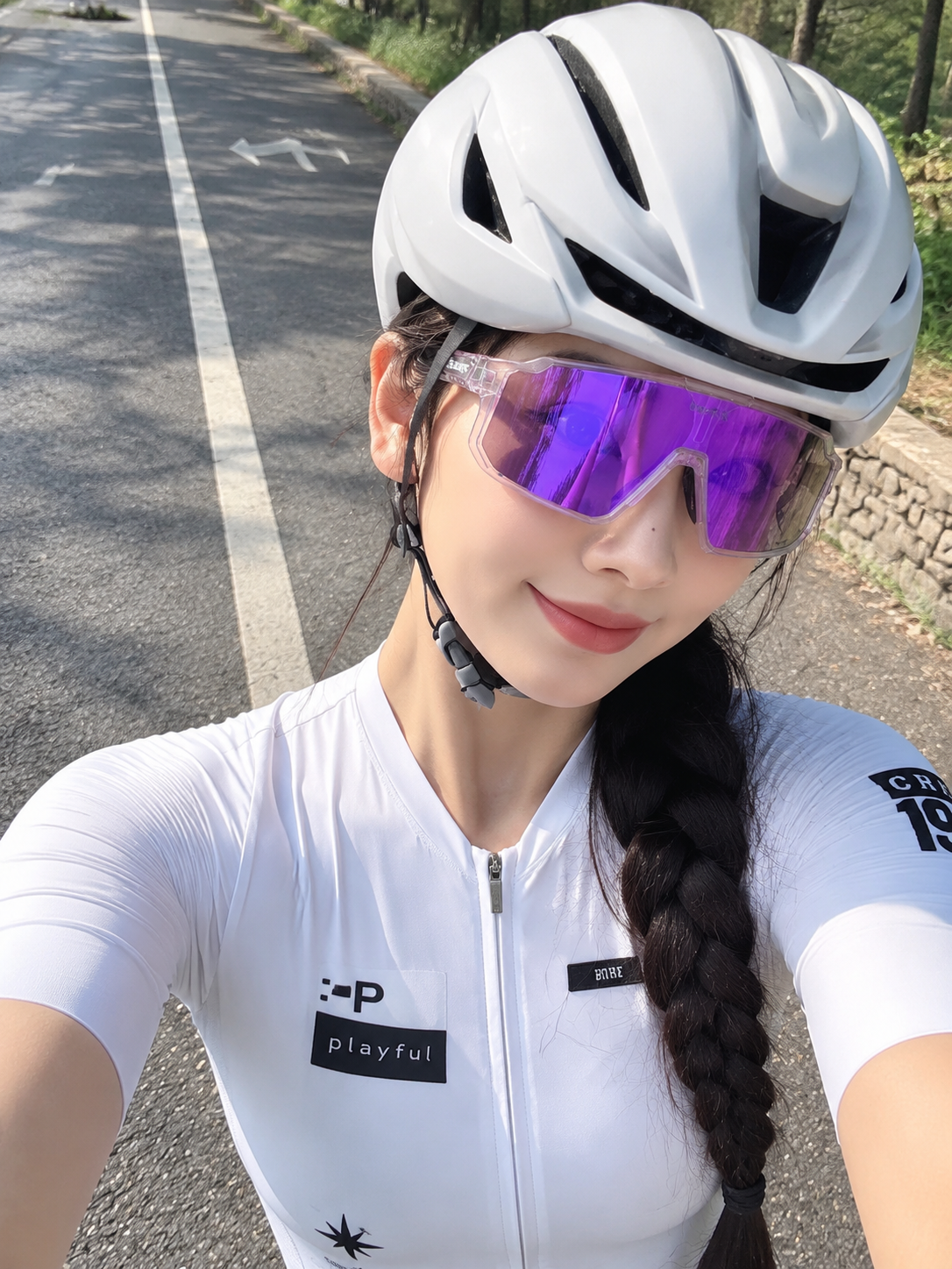 一位五官精致的漂亮中国女生，化着干净漂亮的妆容，哑光底妆，发型… - 图片创意预览