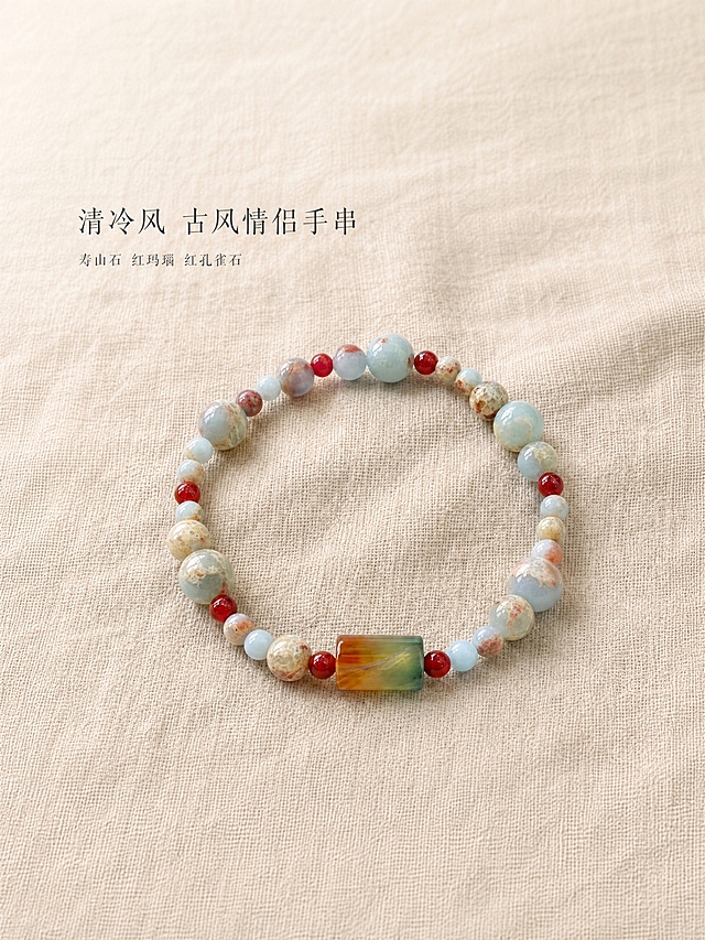 将这张1:1比例的手串垫布平铺主图扩展为3:4竖版比例，保持原图片的所有内容完全不变：手串的位置、大小、颜色、纹理、垫布纹理、文字内容、字体、字色、位置全部保留不变。仅在画面的上下方向（竖版增加的区域）延伸与原图一致的浅米色亚麻垫布纹理背景，使整体比例变为3:4。手串和所有文字元素保持在画面中央区域，上下新增的垫布区域纹理自然延续，与原图无缝衔接，看不出拼接痕迹。