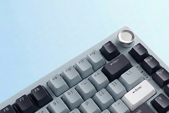 将图中右下角米黄色的回车键键帽更换为纯白色，保留键帽上的黑色箭头文字标识，其他画面内容保持不变，光影质感与整体协调自然