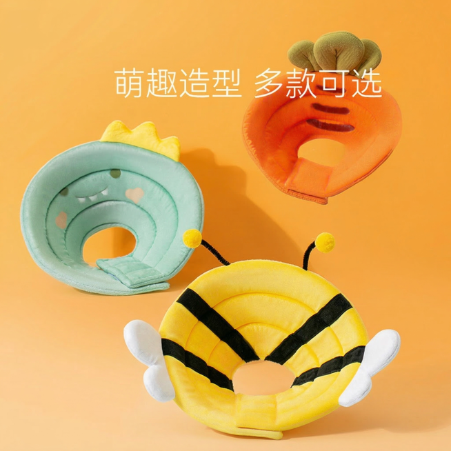 基于提供的图片，生成一张1:1的宠物伊丽莎白圈商品主图，展示多款可选的SKU，保持产品外观不变，整体风格统一清新明亮。将蜜蜂款、胡萝卜款、恐龙款三款伊丽莎白圈整齐摆放在橙色渐变背景上，顶部放置主标题文预览效果