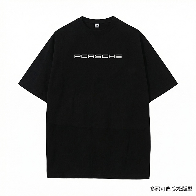 保时捷主题短袖T恤第五张主图，潮流运动风，平铺展示。正面平铺在纯白色背景上，展示T恤完整轮廓和版型，光线均匀柔和，完美呈现整体造型，保持图案颜色和原图一致，背景铺满全屏无边框，右下角小字号文字"多码可选 宽松版型"，简洁干净，符合平台规范。