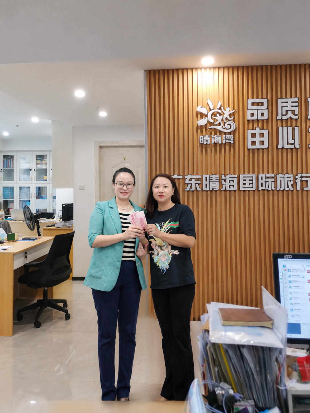 将第一张图片中两位女士的完整人物保留，人物的衣着、表情、姿势、… - 图片创意预览