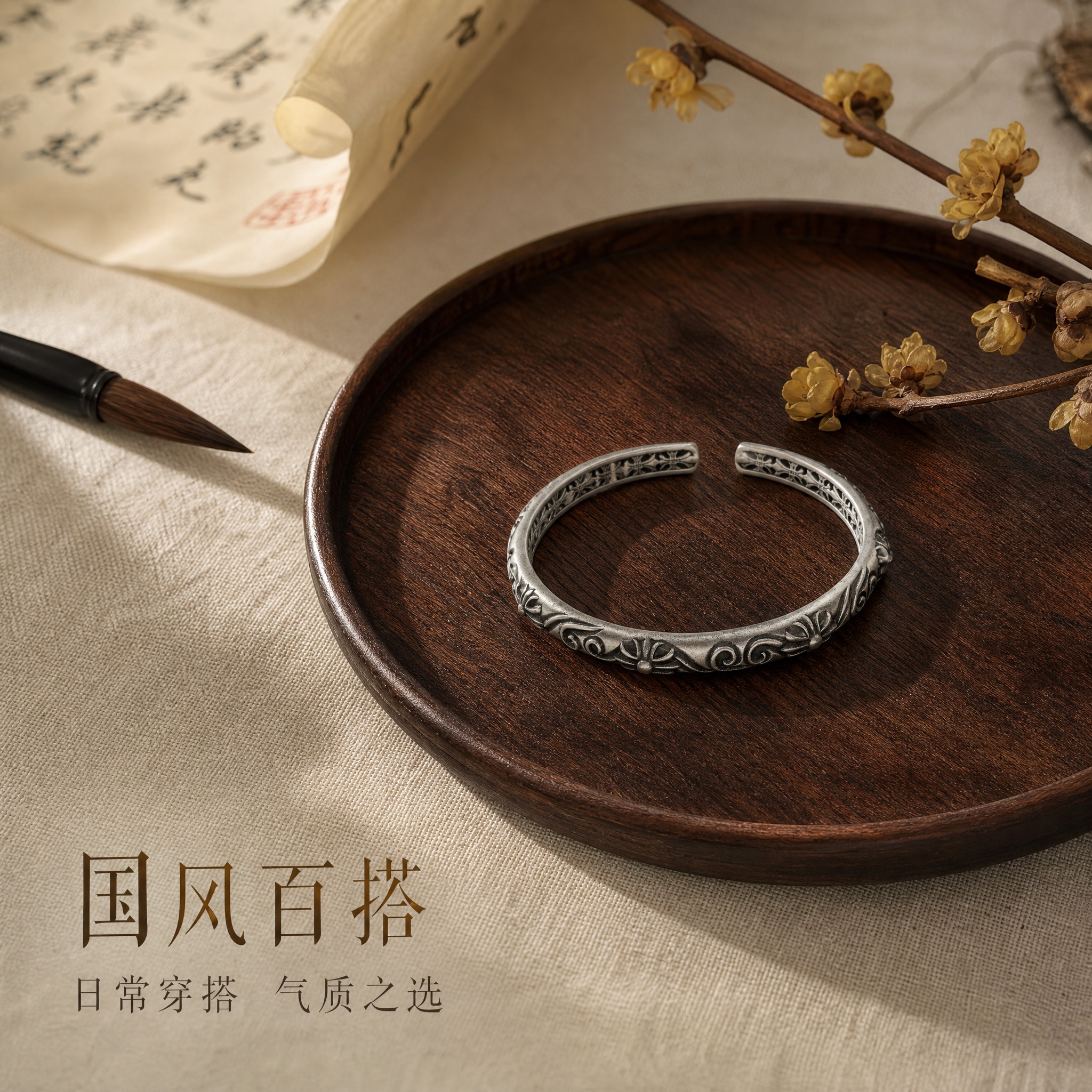 [主图-3] 复古做旧雕花开口银手镯细节与场景图，展示产品细节… - 图片创意预览