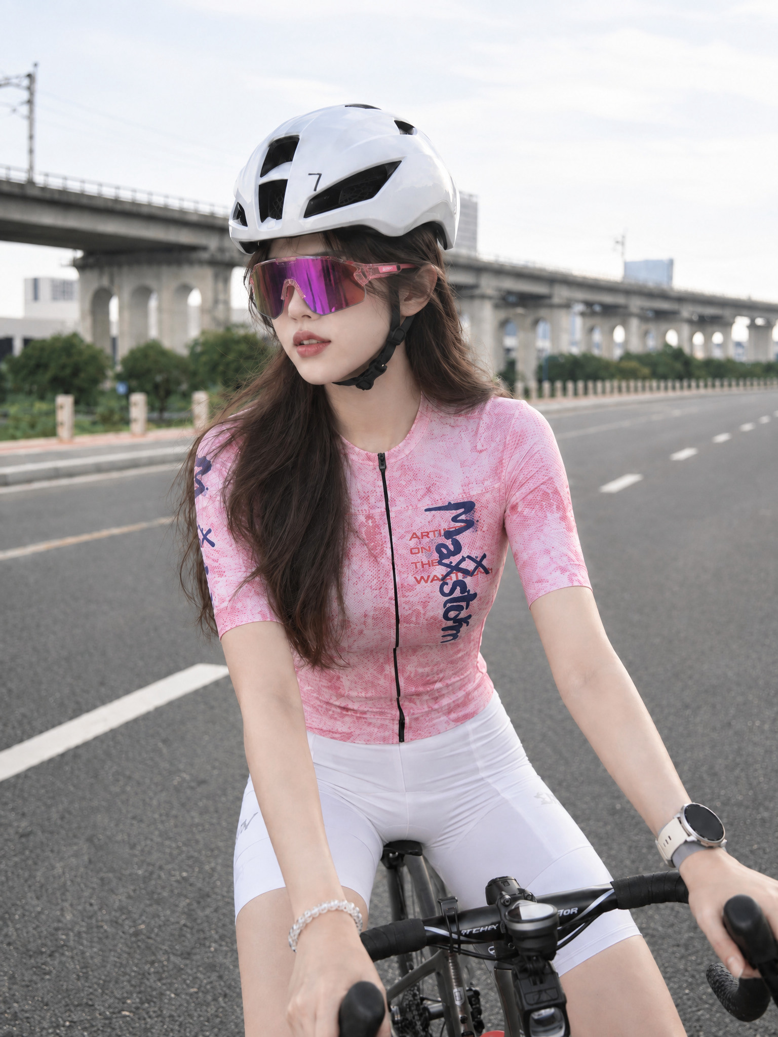 参考图3中女生的骑行姿势、动作、服装、头盔和户外公路背景，将图… - 图片创意预览
