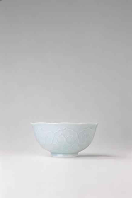 将背景更换为莫兰迪浅灰渐变纯色背景，不改变青瓷碗产品本身的外貌形态、花纹和色调，保持原有构图，浅淡柔和光影，干净通透，突出主体产品，符合小红书和抖音的审美风格预览效果