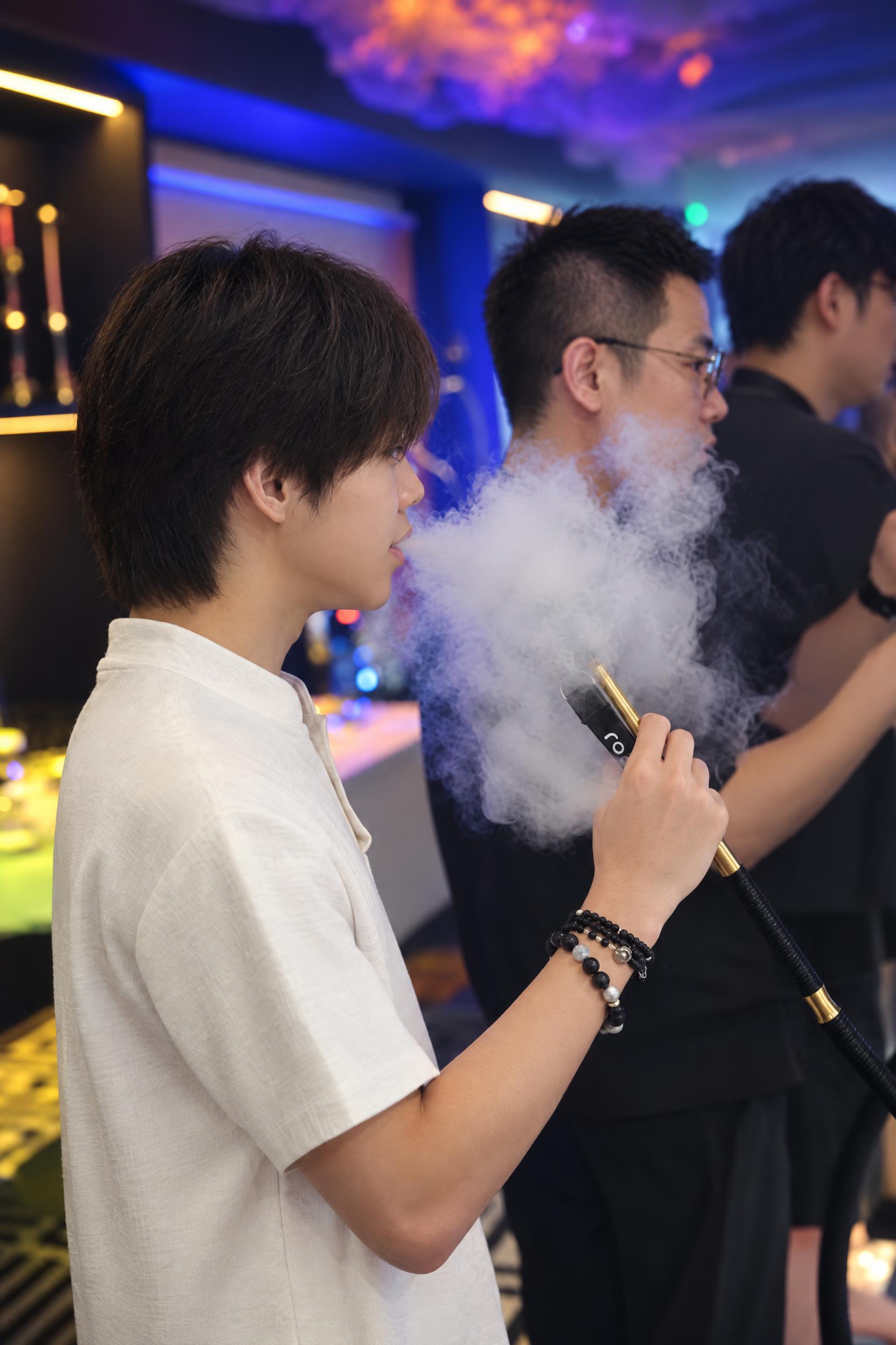 提升整体画质，去除噪点，增强精修质感，保留真实自然的写实质感，… - 图片创意预览