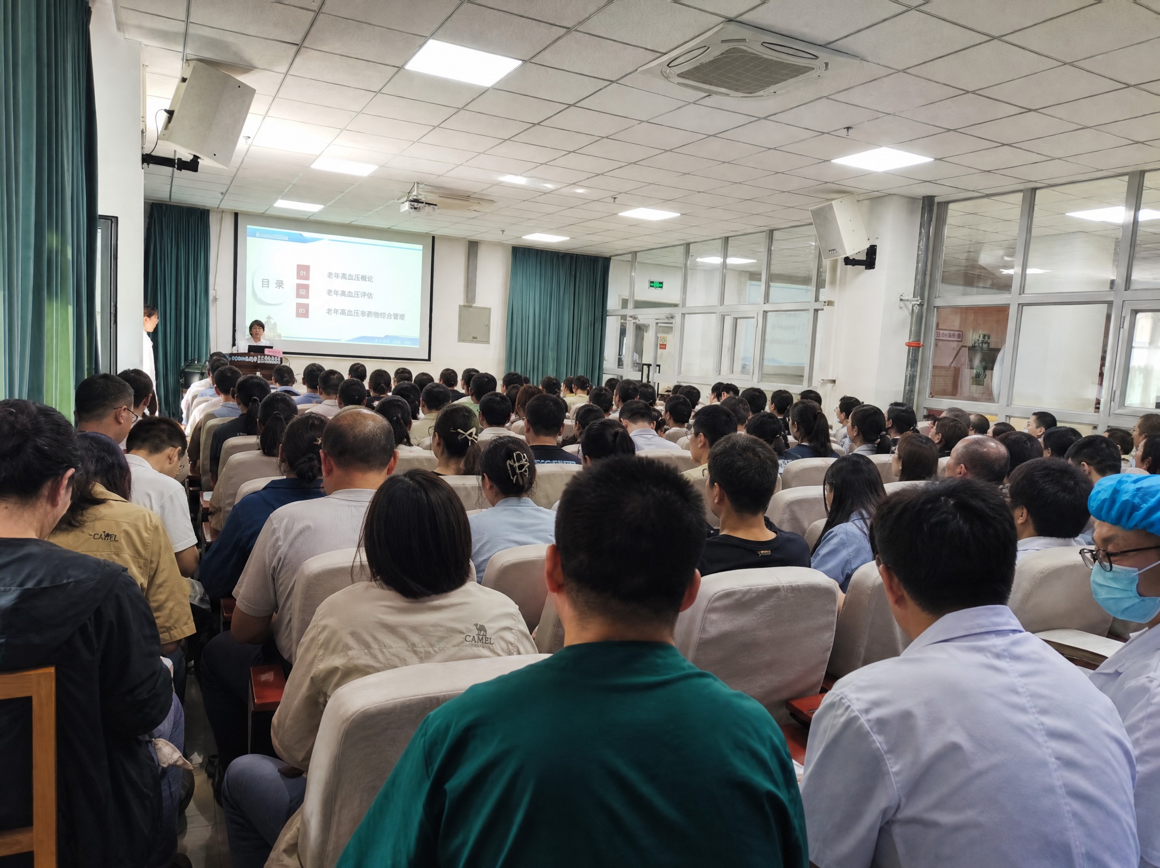 保持原图中讲台上的主讲人、投影PPT内容完全不变且不失真，PP… - 图片创意预览