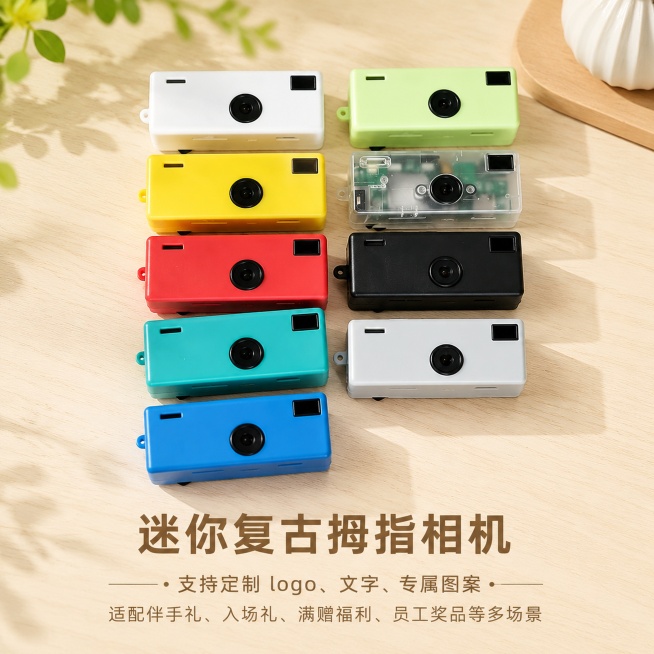 主体：拇指相机严格参照上传产品图，完整保留所有可见组件、轮廓、结构、比例、材质、颜色与产品本体信息，与上传图完全一致；保留图中全部9台不同颜色的拇指相机，不改变原有排列，其余百分之百不变。
构图：产品预览效果