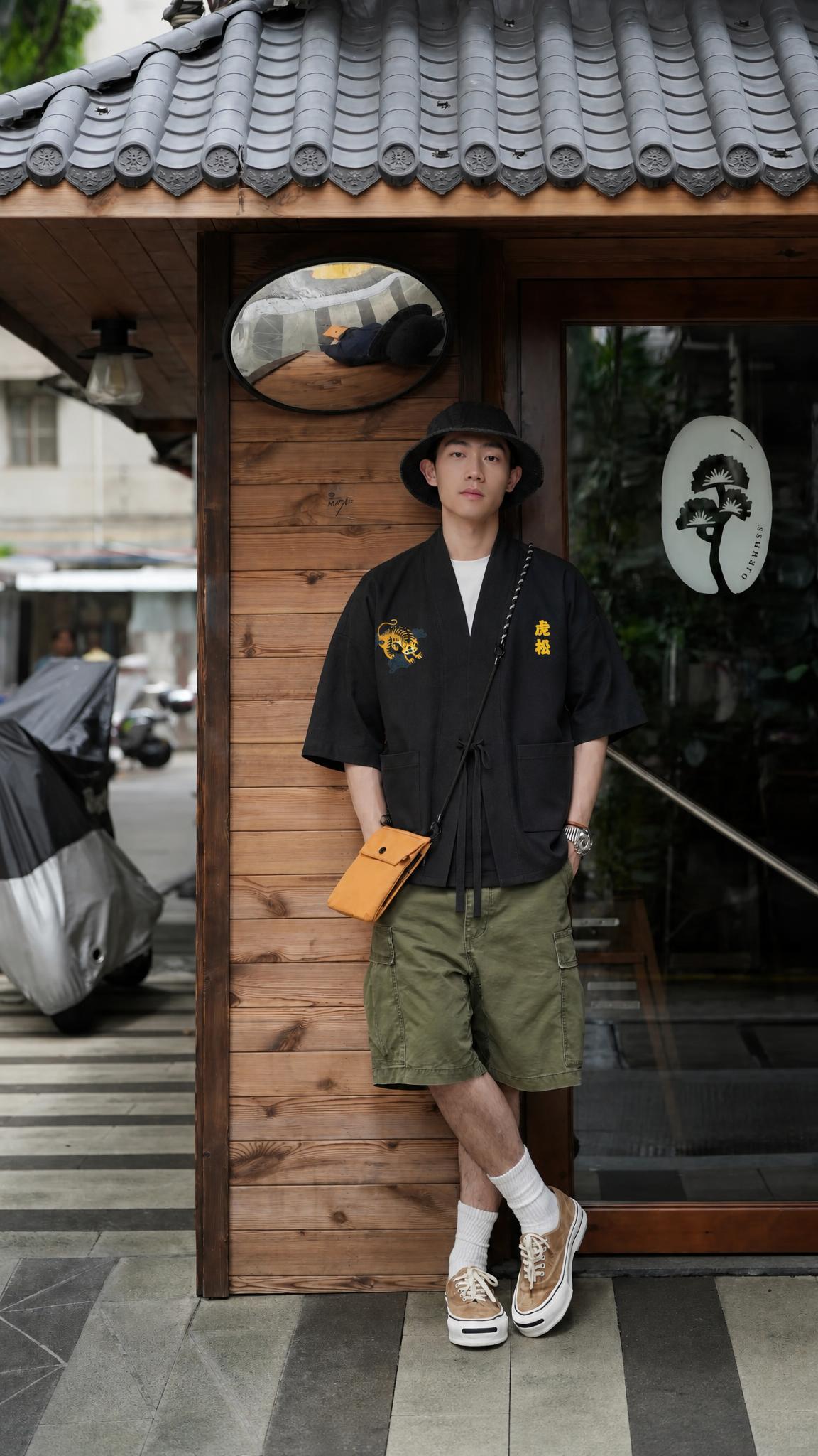 将第一张图中的衣服穿到第二张图的模特身上，保留衣服的所有细节、… - 图片创意预览