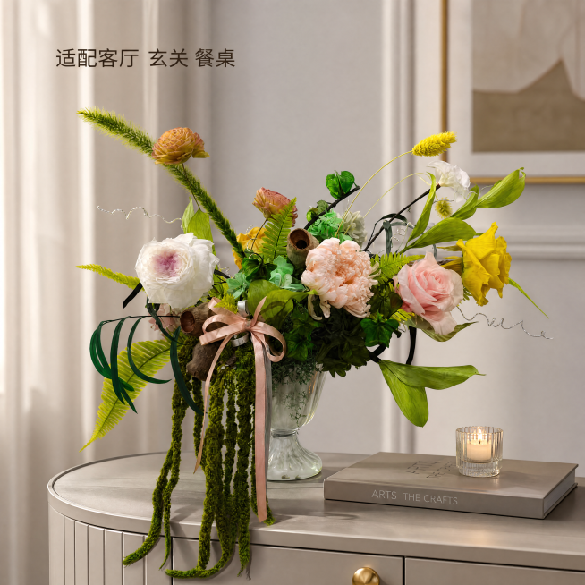 [主图-4]法式轻奢仿真花客厅场景搭配展示
[氛围风格]温馨居家，法式轻奢氛围感
[画质]商业摄影质感、光线柔和通透、产品清晰真实、画面干净高级
[元素]保持产品原有花型、颜色、材质、结构与参考产品图预览效果