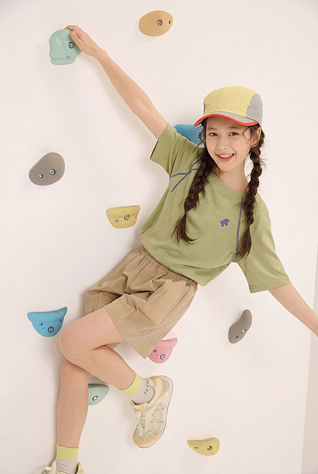 清新感与舒适感交织，轻拟物风设计搭配软3D质感面料，卡通感攀岩墙背景衬托时尚潮流童趣，展现夏日活力。