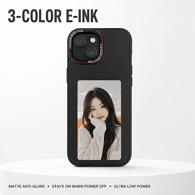 [主图-3] 3-Color E-Ink Screen Feature showcase.
[氛围风格] 专业数码展示风，通透极简高级感。
[画质] 商业摄影质感，光线柔和清晰，产品细节锐利真实，画面干净高级。
[元素] 手机壳中心微距特写屏幕区域，展示三色墨水屏，屏幕保持显示人像内容，特写强调屏幕的哑光防眩光特性，即使在光线下也不反光，标注出断电后屏幕依然保持显示的特性。手机壳整体置于纯白渐变展台上，保持产品外观绝对一致，无变形无色差。
[光影] 柔和侧光打在屏幕表面，突出哑光质感，细节清晰，无强烈反光，真实表现防眩光特性。
[配色] 主色哑光黑，背景纯白，自然柔和。
[视角构图] 微距特写视角，屏幕区域占据画面核心，构图饱满，细节清晰。
[文字版式] 上方大字文案 "3-COLOR E-INK"，下方小字 "MATTE ANTI-GLARE  •  STAYS ON WHEN POWER OFF  •  ULTRA LOW POWER"，全英文排版左对齐，字体大小对比清晰，深灰色不遮挡核心细节。
[比例分辨率] 1:1比例，4k分辨率，超高清。
[负向提示词] 变形，水印，文字错乱，产品模糊，背景杂乱，中文，多余logo