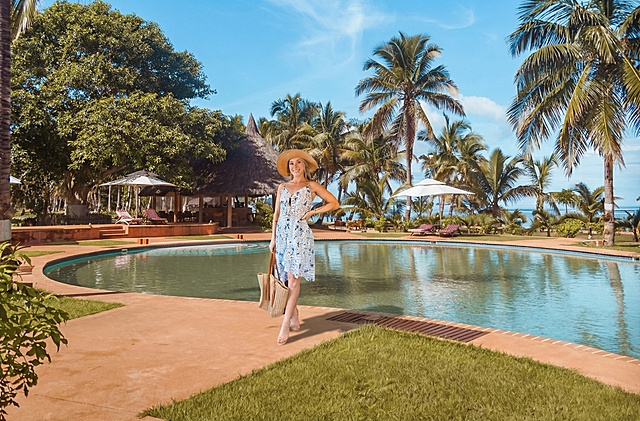 请将图1换成图2的背景 裙子跟模特不要改动 注意人物身高要比后面的树矮1米左右 站在平地不要站在草地上