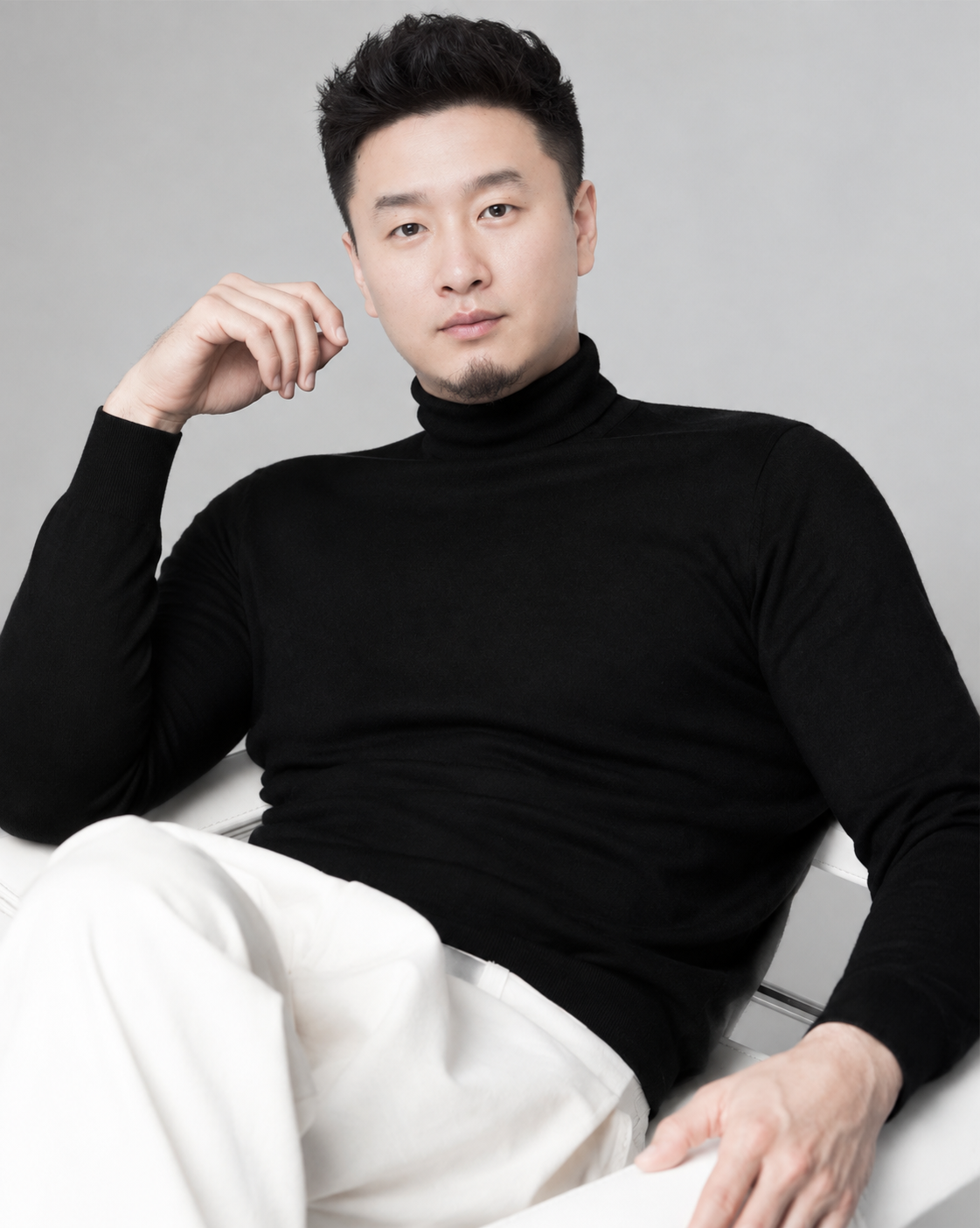 参考第一张图的构图、姿势、服装和光影风格，将人物替换为第二张图… - 图片创意预览
