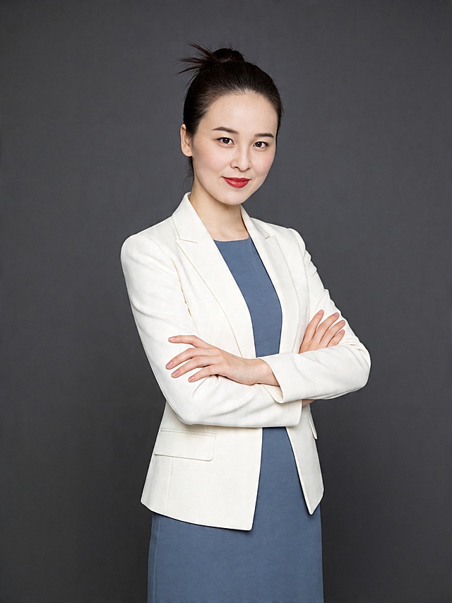 商务感与时尚感交融，双色设计风展现优雅气质，面料质感细腻，简约而不失格调。