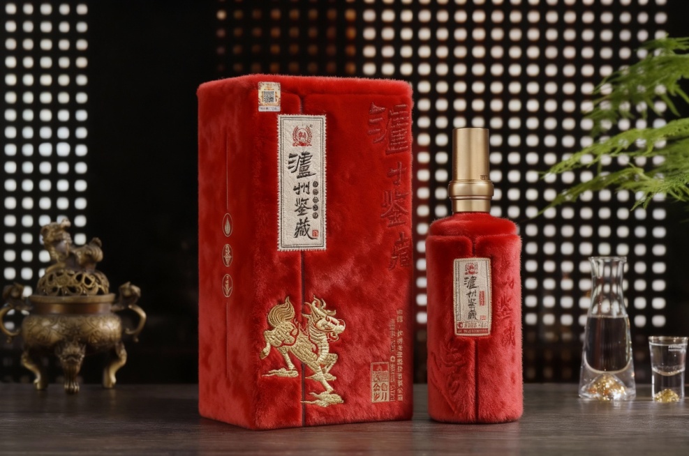 将图示商品变成毛绒绒质感，包装和瓶身有精致刺绣文字与图案，还原商品颜色细节预览效果
